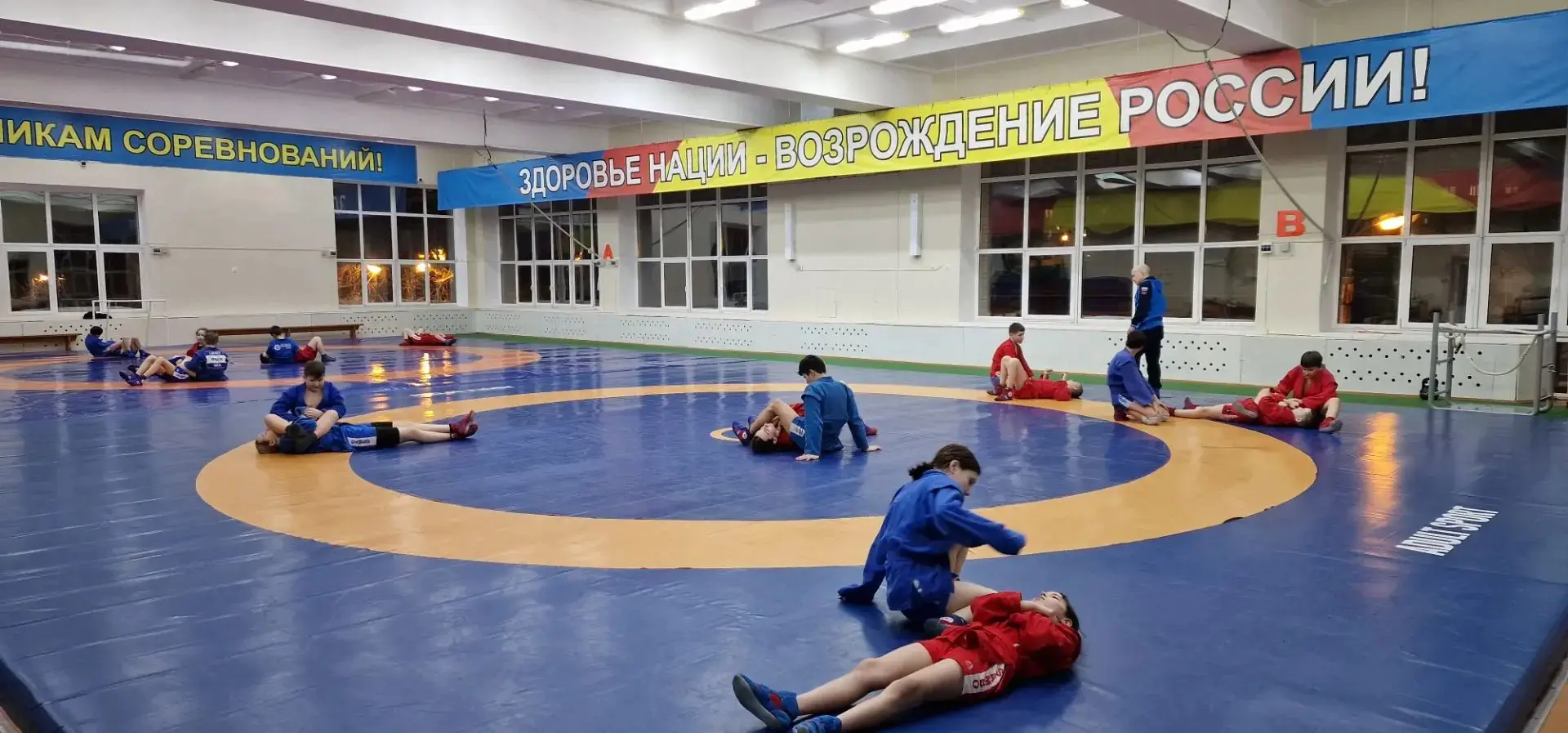 Дети отрабатывают борьбу на ковре в зале на проспекте Октября